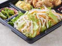 お弁当のご飯を新鮮な生野菜に変更できます。